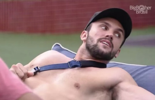 Irritado, Arthur chama Fiuk de 'débil mental' e alfineta Tiago Leifert 