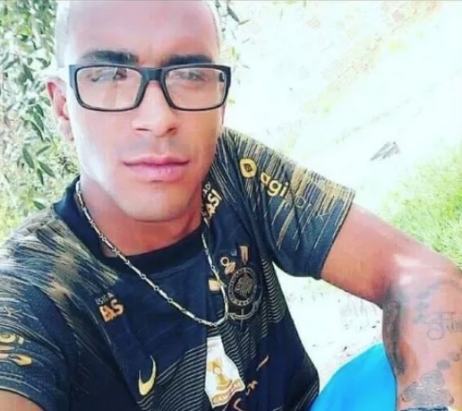 Homem é morto com tesourada pelo irmão após briga por louça suja