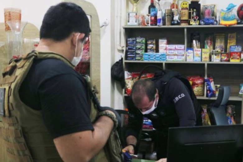 Mais de 200 cartões foram apreendidos em mercadinhos durante operação no AM