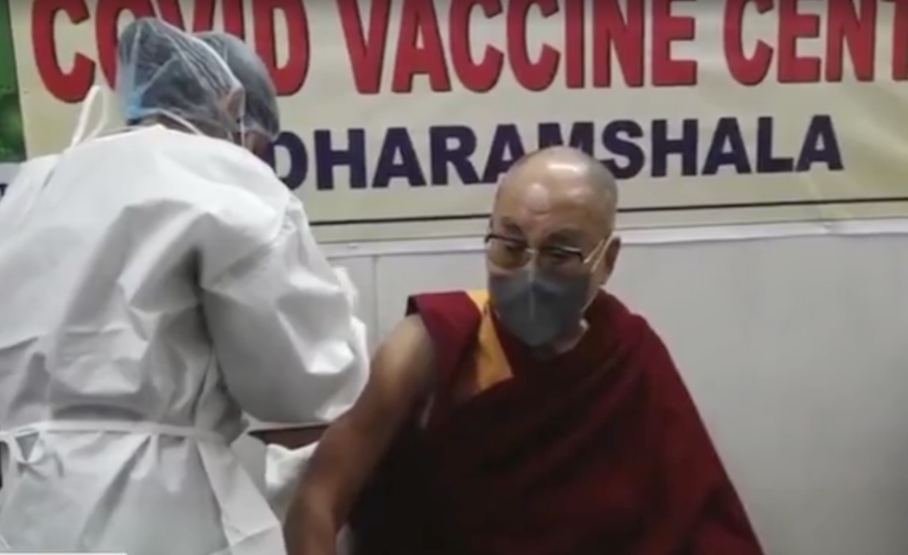 Dalai Lama é vacinado contra a Covid-19 na Índia