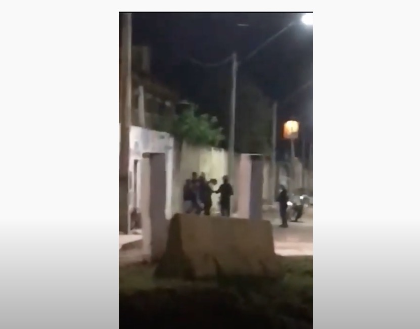 Vídeo: PMs mandam jovens fazer 100 polichinelos por descumprirem quarentena