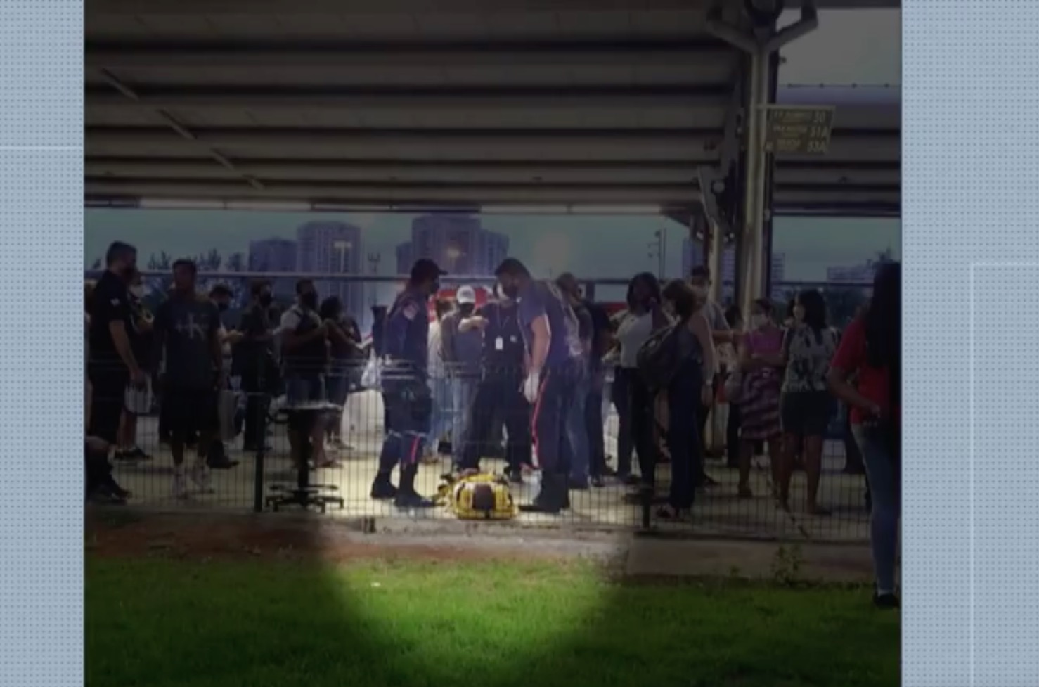 Adolescente é pisoteado ao entrar em ônibus lotado 