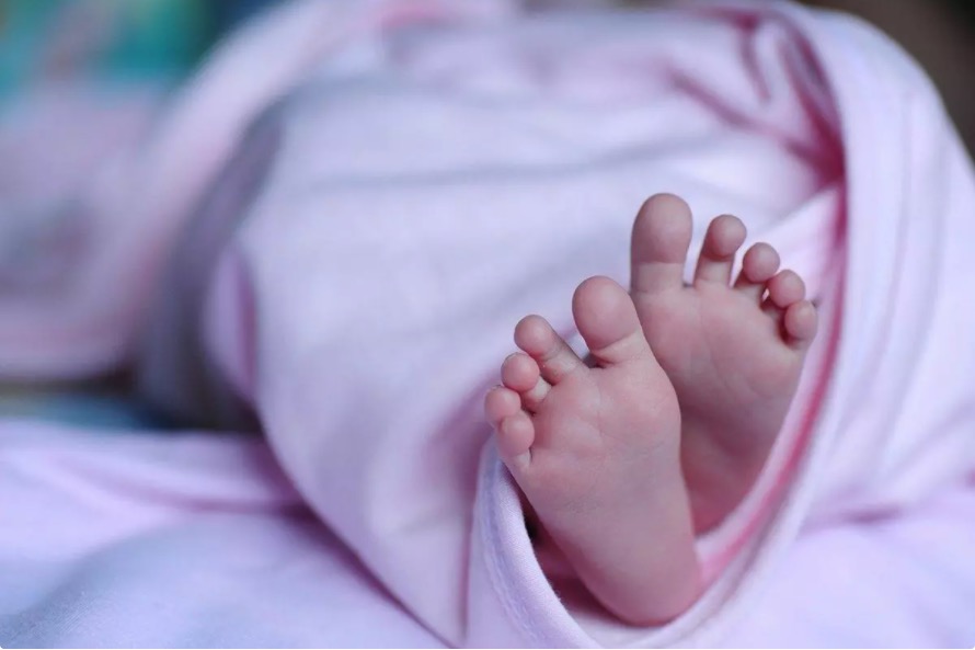 Mãe dorme em cima da filha recém-nascida e criança morre esmagada