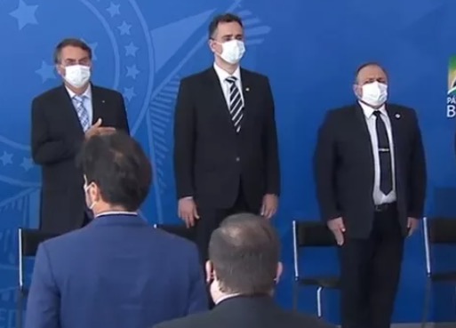 Bolsonaro sanciona lei que facilita compra de vacinas contra Covid-19 