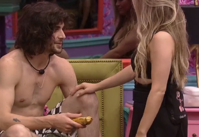 BBB21: Carla Diaz dá uma banana para Fiuk após retorno a casa; Vídeo