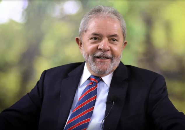 Juiz mantém bloqueio de bens de Lula e envia processos para o DF