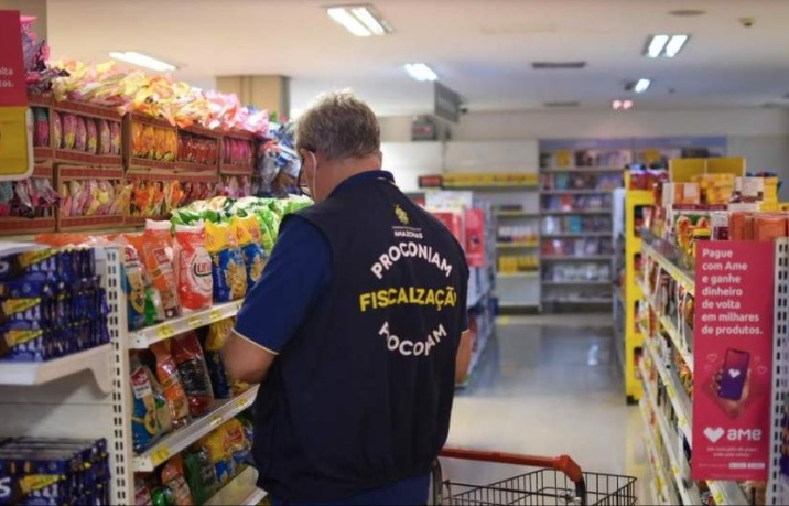 Procon apreende ‘doces vencidos’ em estabelecimento na Zona Leste de Manaus