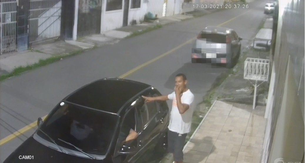 Vídeo flagra homem roubando cabos de internet em bairro de Manaus 