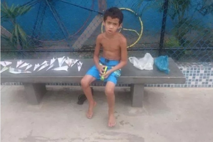 Menino de 7 anos comove ao vender aviões de papel para comprar celular