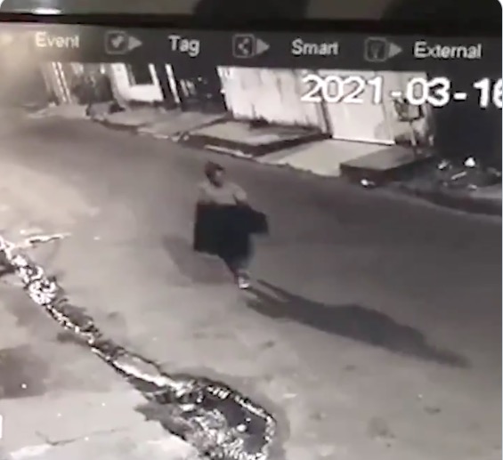 Vídeo flagra dupla roubando TV e notebook de casa em Manaus 