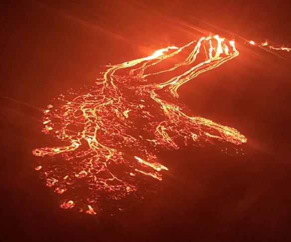 Após 900 anos de inatividade, vulcão entra em erupção na Islândia