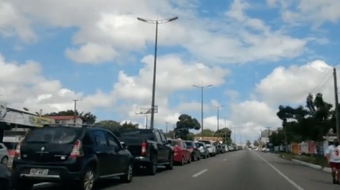 Vacinação contra covid-19 tem fila de mais de 2 km em Fortaleza 