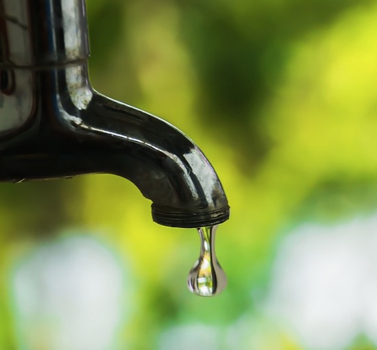 Serviço na rede elétrica deixa bairros de Manaus sem água nesta quarta