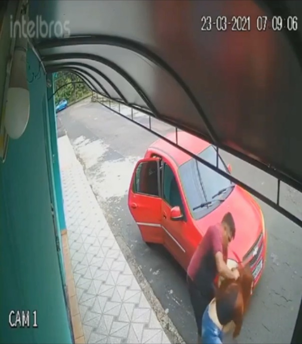 Vídeo: Mulher é agredida por bandido durante tentativa de assalto em Manaus
