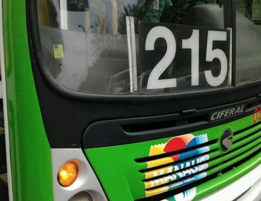 Bandido coloca faca no pescoço de motorista durante assalto em Manaus 