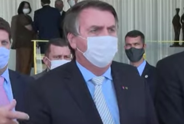Bolsonaro anuncia comitê para combater pandemia da Covid-19  