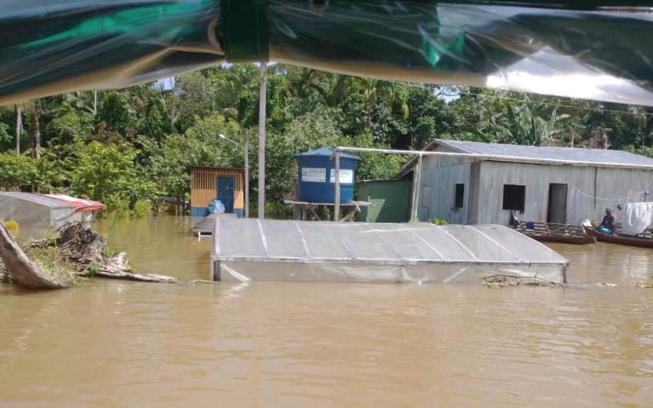 Famílias perdem casas em cheia do rio em Carauari