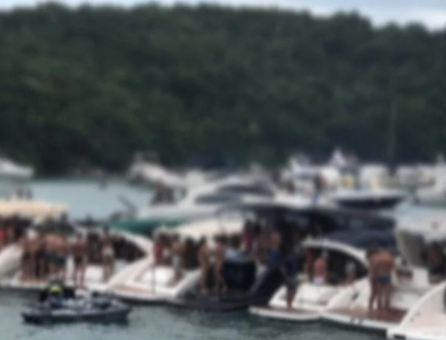 Swing em lanchas: Casal é flagrado fazendo sexo ao ar livre