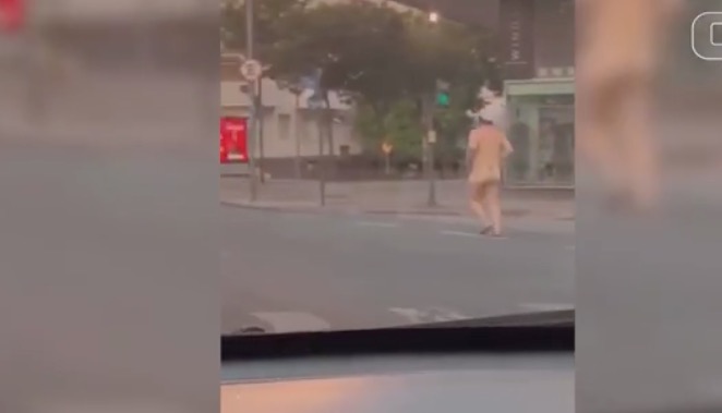Homem é flagrado correndo em praça pelado e vídeo viraliza; veja