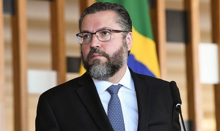 Senadores vão ao STF pedir impeachment do ministro Ernesto Araújo 