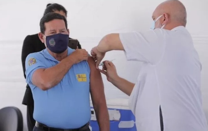 Mourão é vacinado contra covid em Brasília: 'fiz minha parte como cidadão'
