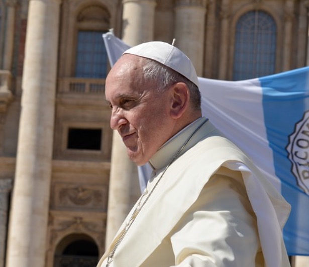 Papa Francisco faz visita surpresa a centro de vacinação para sem-tetos
