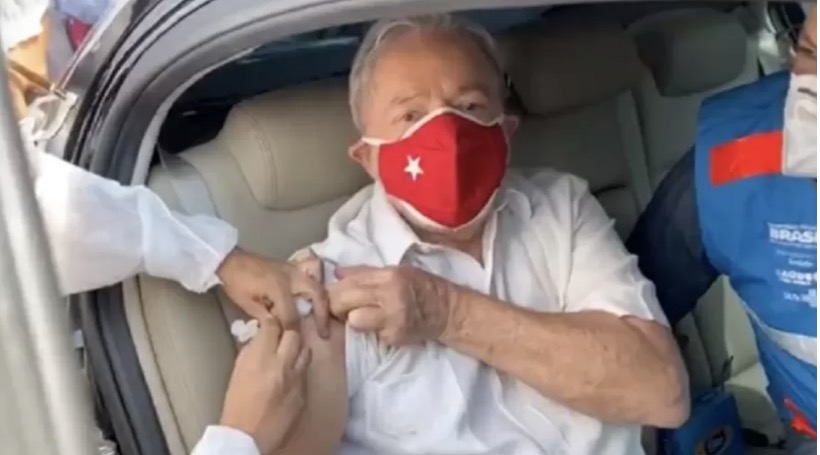 Lula recebe segunda dose de vacina contra  Covid-19 