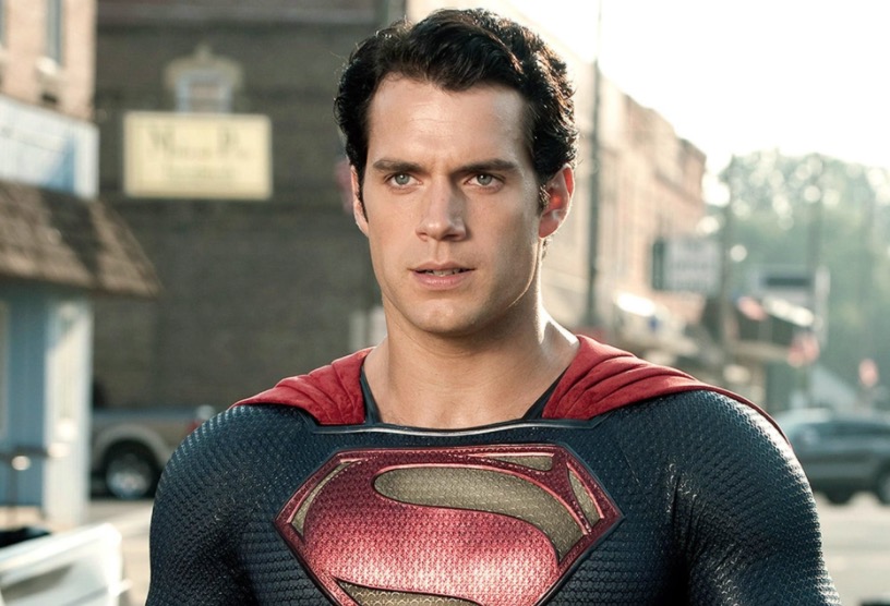 Henry Cavill é flagrado passeando com namorada em Londres
