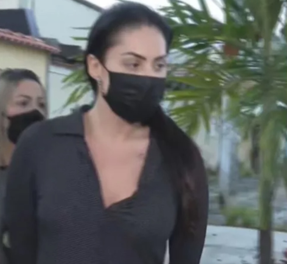 Mãe de Henry chora durante boa parte da primeira noite na prisão