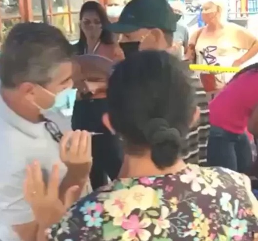 Prefeito de Duque de Caxias é flagrado aplicando vacina e justifica ato