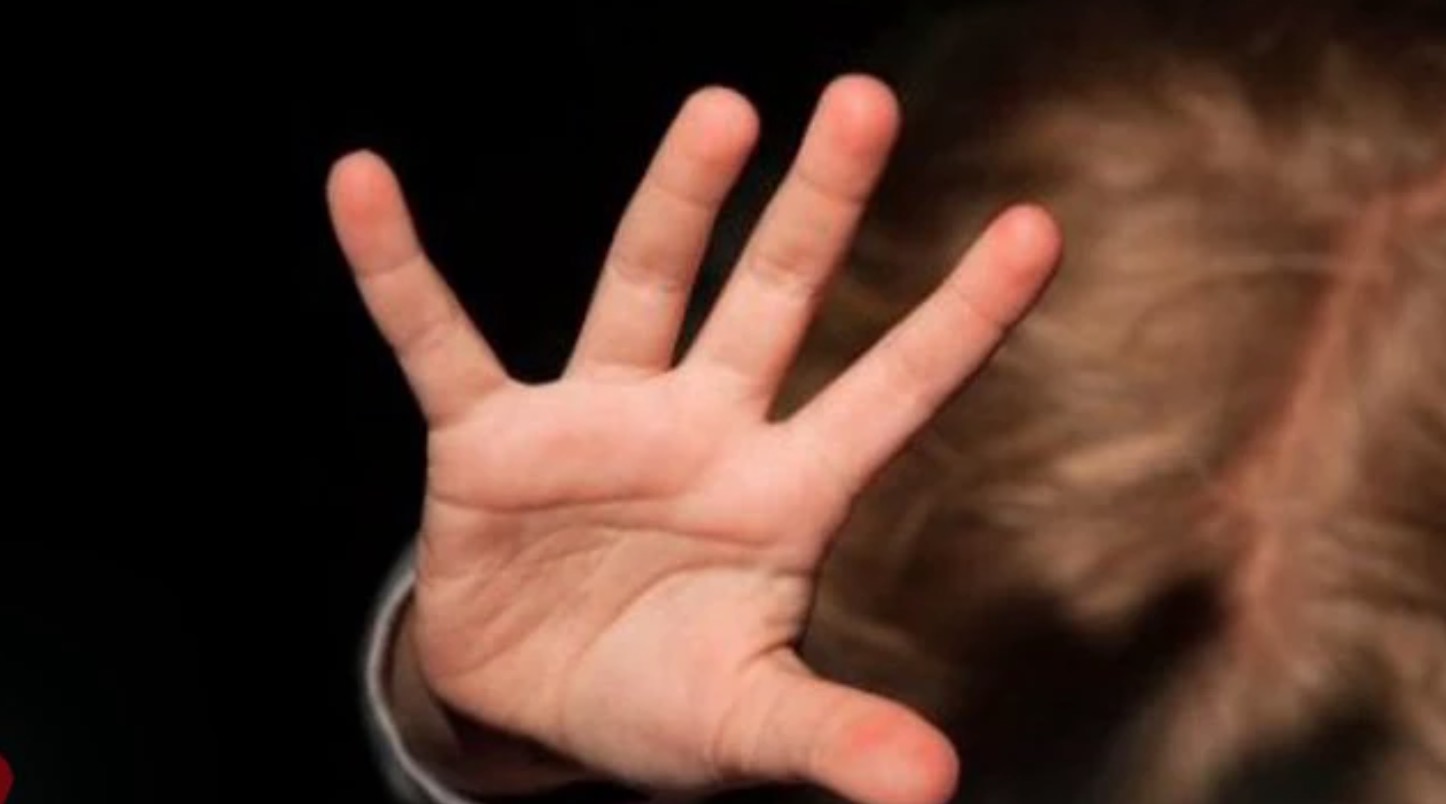 Esposa acende luz do quarto e flagra marido estuprando filha de 5 anos 