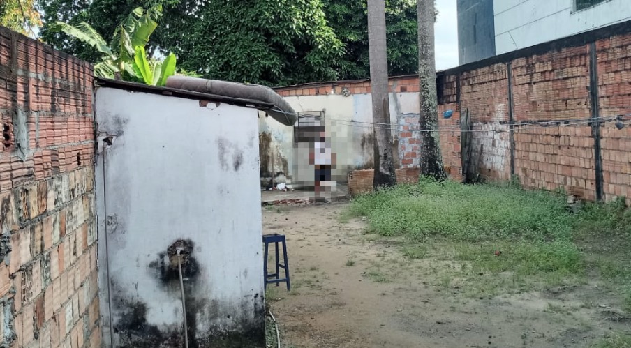 Homem é assassinado a facadas em terreno baldio em Manaus