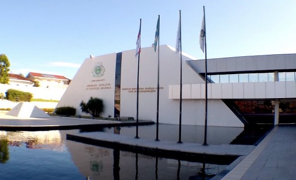 Grupo devolve títulos após homenagem da Aleam a Bolsonaro 