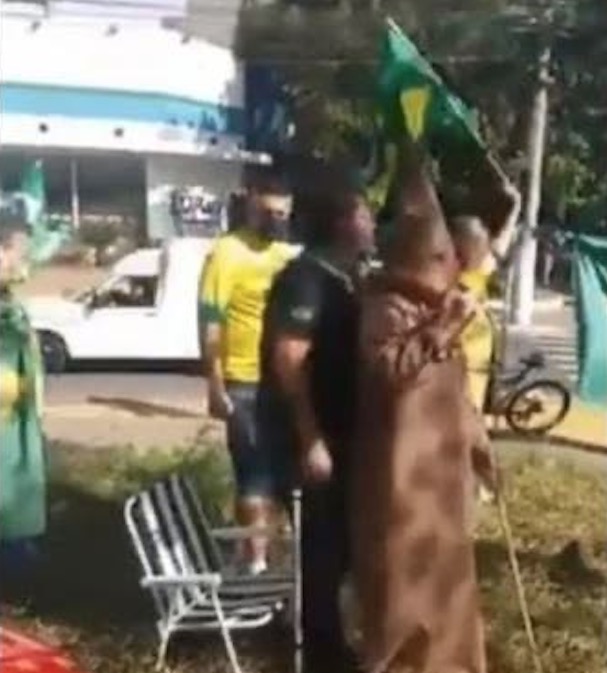 Homem aparece vestido como Ku Klux Klan em ato pró-Bolsonaro 