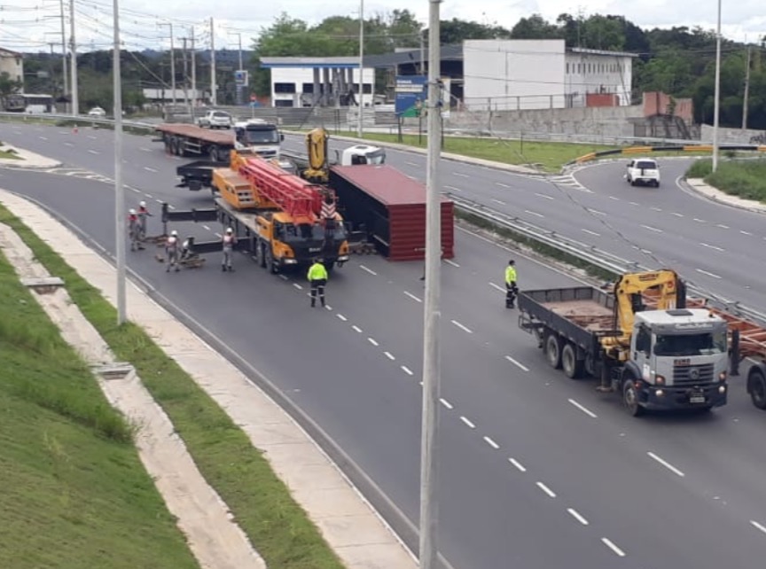 Carreta com container tomba na avenida Torquato Tapajós