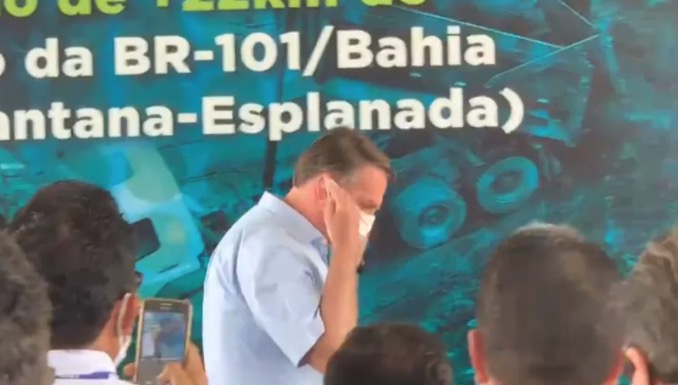 Bolsonaro chama repórter de idiota durante inauguração na Bahia