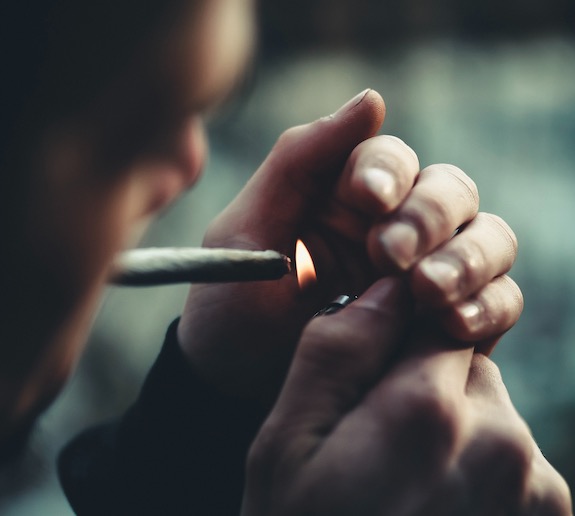 Fumantes estão consumindo mais cigarros e dormindo mal durante a pandemia