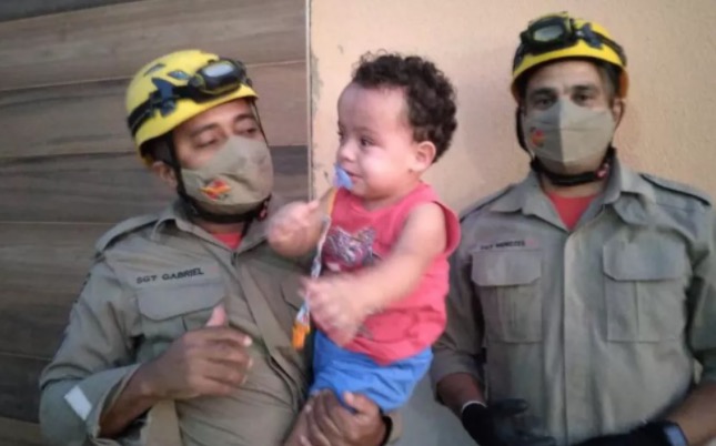 Menino de 2 anos fica com cabeça presa em panela de pressão