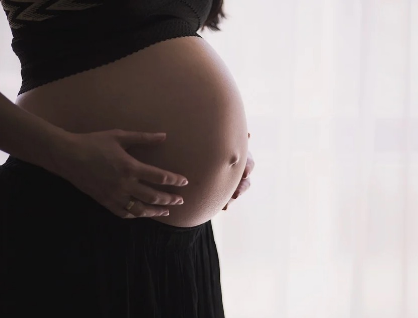 Anvisa apura caso suspeito de trombose em grávida vacinada com AstraZeneca