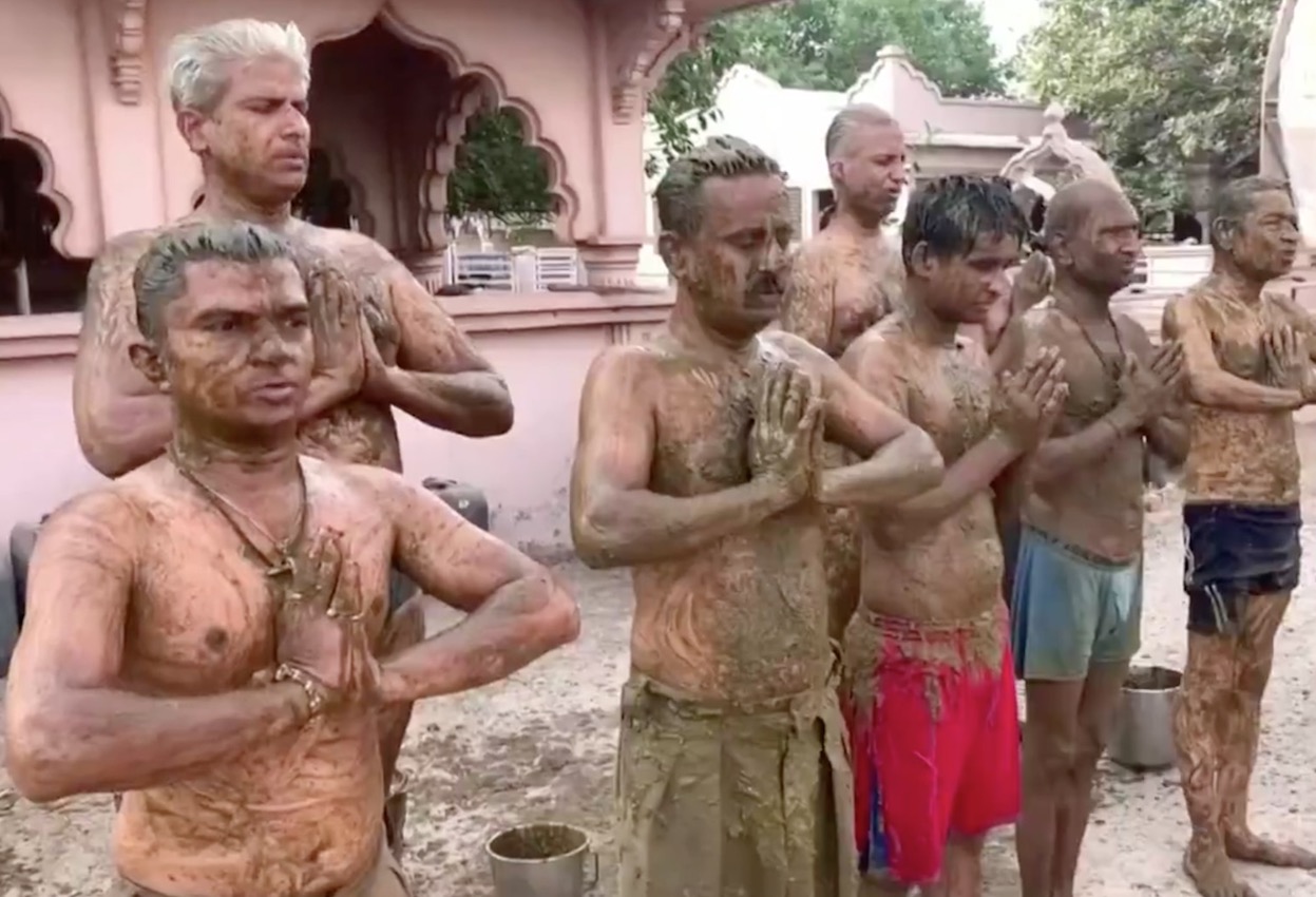 Indianos se banham com esterco e homenageiam vaca para se imunizar da Covid
