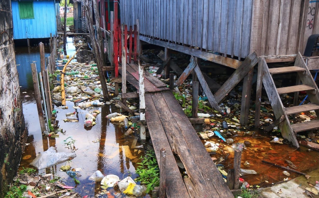 Moradores afetados pela cheia abandonam casas e procuram abrigo no Amazonas