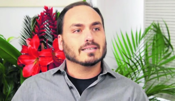 Pfizer confirma que Carlos Bolsonaro participou de reunião sobre vacinas