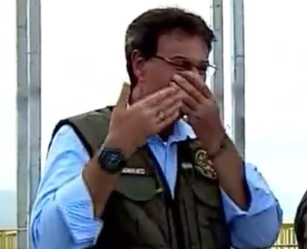 Vídeo mostra Ministro do Turismo usando álcool em gel de forma inusitada