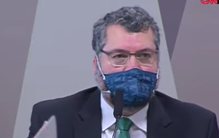 Ernesto Araújo diz que sua demissão não teve relação com vacinas  