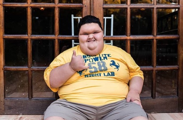 Garoto de 200kg faz cirurgia bariátrica e realiza sonho de usar tênis 