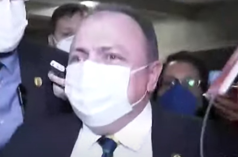 Pazuello deixa Senado andando e desmente senador: ‘Não passei mal’