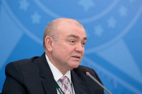 Filho de secretário do Ministério da Saúde fura fila da vacina contra covid