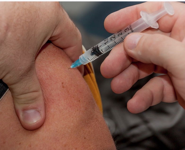 Idoso usa documento do irmão falecido para receber vacina contra covid-19