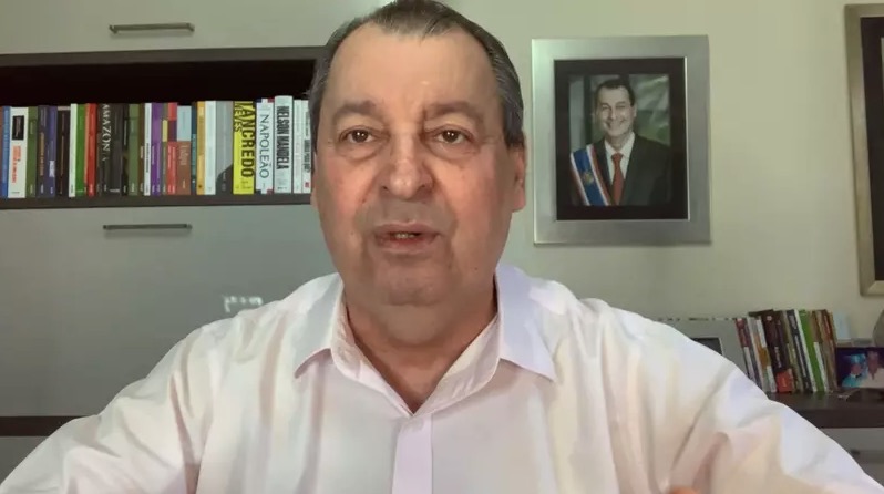 Omar Aziz critica Bolsonaro por aglomeração: ‘vá onde tem vacina’