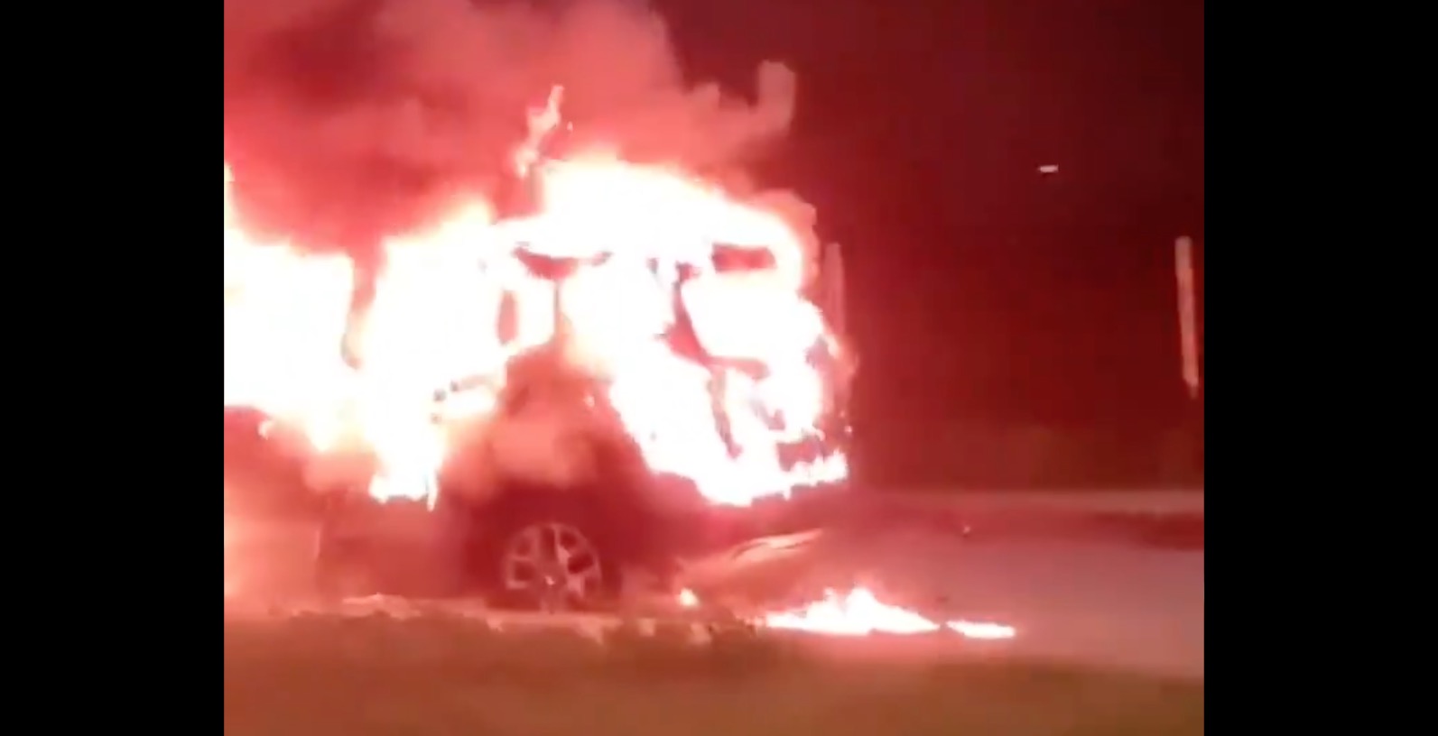 Carro pega fogo na Avenida das Torres em Manaus; vídeo